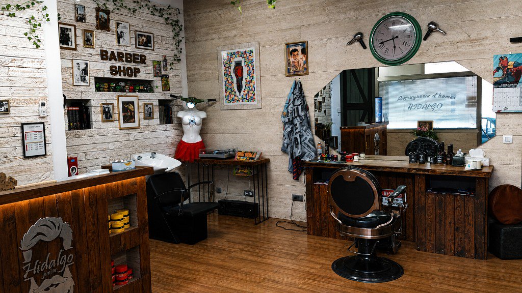 Interior del local: recepció, zona de rentat i estació de tall Hidalgo Junior.