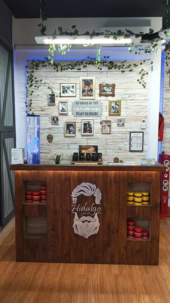 Recepció amb taulell de fusta rústic i decoració vintage a Hidalgo Junior.